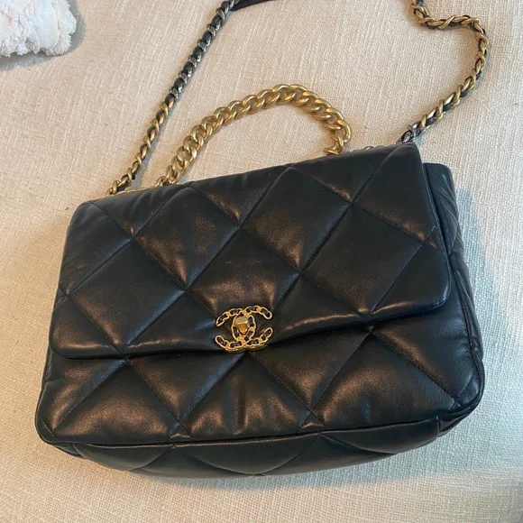 Chanel 19 Maxi Black Lambskin - Picture 2 of 13